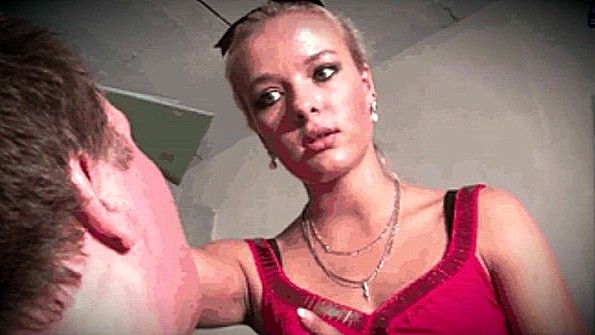 Развратные сучки заставляют пацанов лизать им