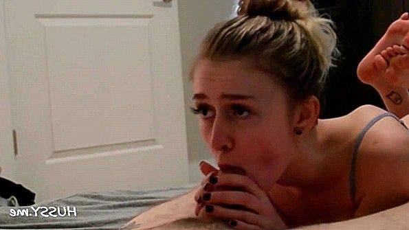 Деваха поест сперму из члена во время сосания