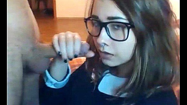 Стеснительная девушка в очках отсасывает член