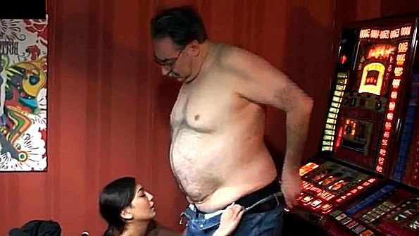 Бросил играть в бильярд и поимел девку на столе