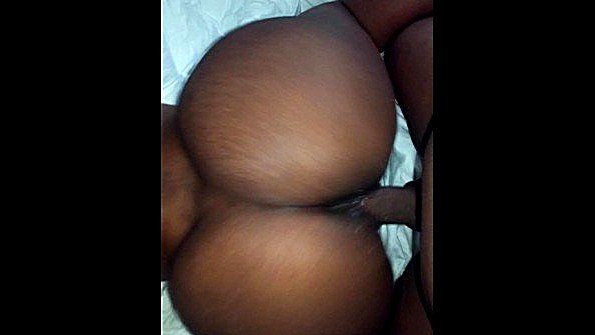 Жопастая негритянка стоит раком в спаривании