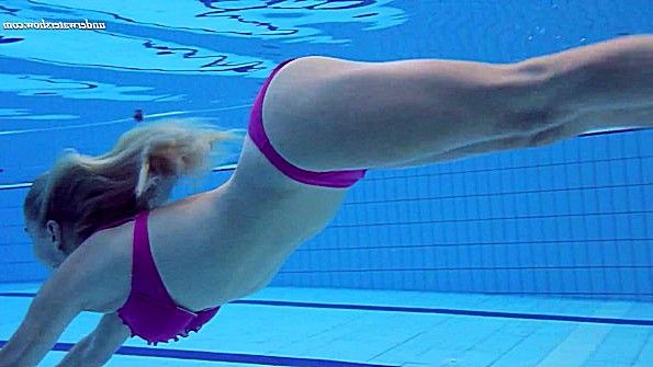 Снимает купальник под водой и плавает голышом