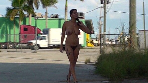 Сучка с небритой пиздой работает на улице голышом