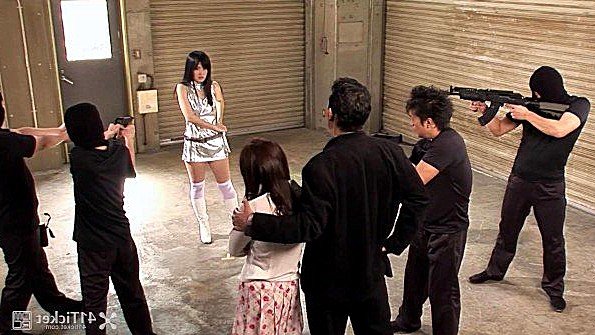 Японская сучка вынуждена подчиниться и ебаться