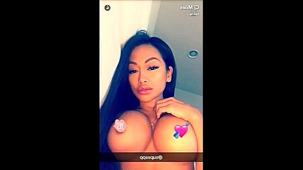 Жаркая сиськастая азиатка демонстрирует прелести