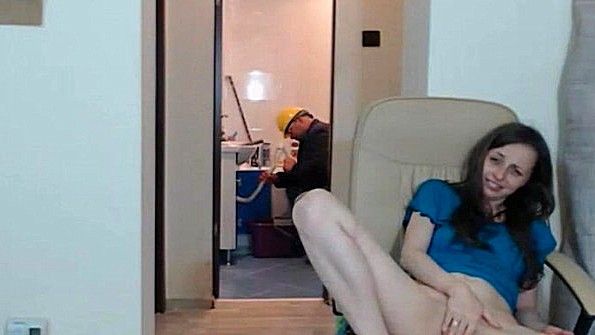 Сучка мастурбирует за спиной пришедшего сантехника