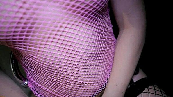 Кокетка в развратной сеточке доведет себя до оргазма