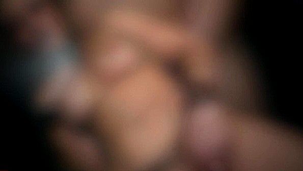 Симпатичная стерва умело перебирает пизду пальцами