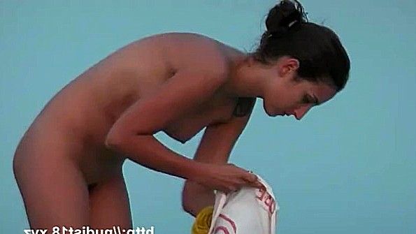 Скрытая камера снимает пезды баб на пляже