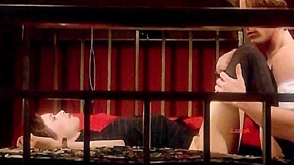 Соблазнительная Sylvia Kristel в сексуальной сцене фильма