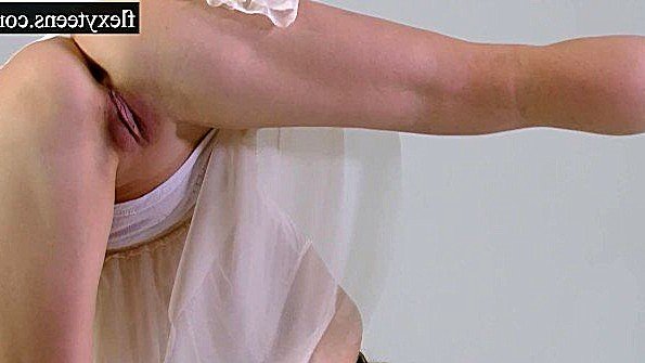 Гимнастические упражнения девицы без трусов