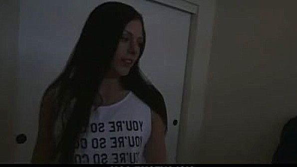 Сестра хочет ебаться с братом и лезет к его пенису