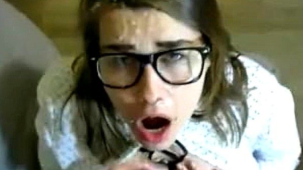 Бедная девица в очках получает сперму на рожу