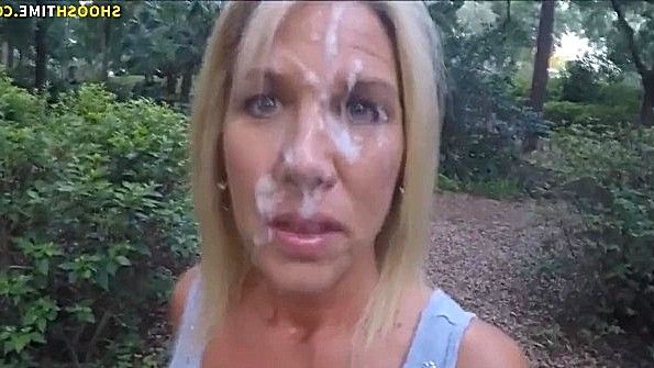 Отсасывает на улице и ходит со спермой на роже