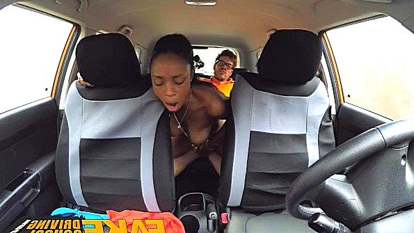 Темнокожая девка ебется с чуваком в машине