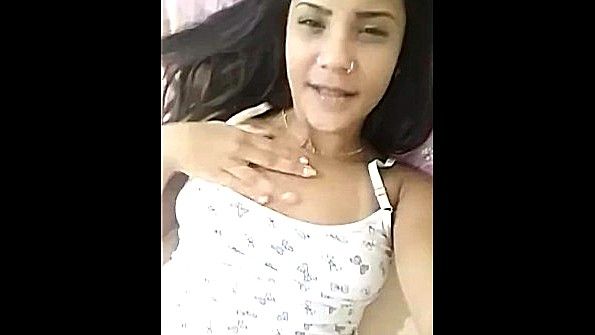 Делает селфи и старается заниматься дрочкой пизды