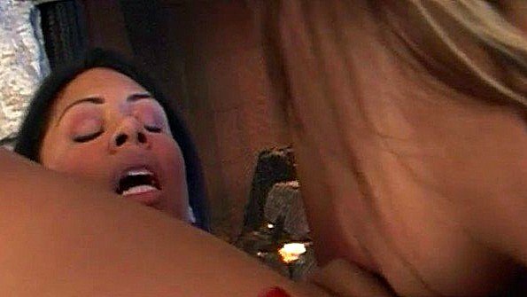 Сексапильные латинки жадно ласкают друг друга