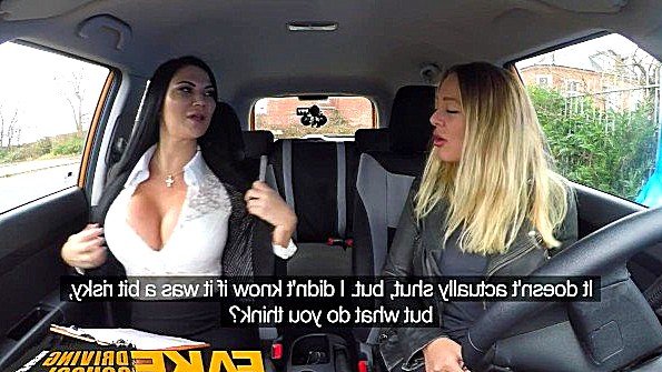 Лесбийские шалости в машине во время урока вождения