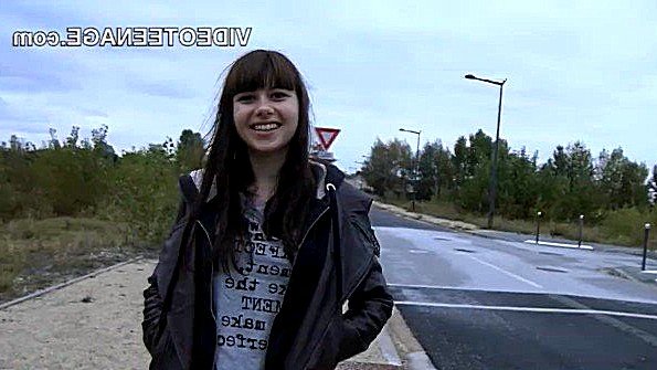 Чувак помогает молодым девкам дрочить на кастинге