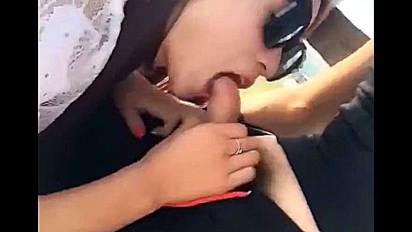 Китаянка мастурбирует и тихонько ебется на улице