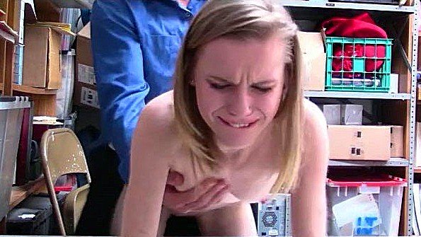 Девку поймали на воровстве и заставили поебаться