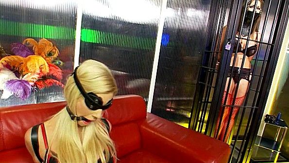 Скованные красотки в белье выглядят развратно