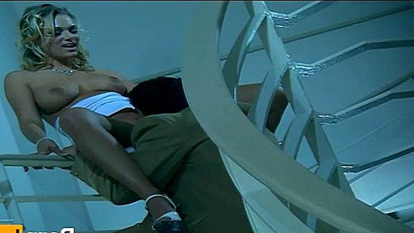 Вылизал пизду красотке и оттрахал на лестнице