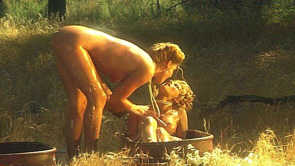 Девушки расположились на природе для траха