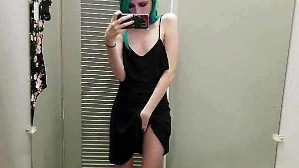 Девушка хочет мастурбировать в примерочной кабинке