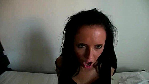 Пикапер помог брюнетке раздеться и поимел жестко