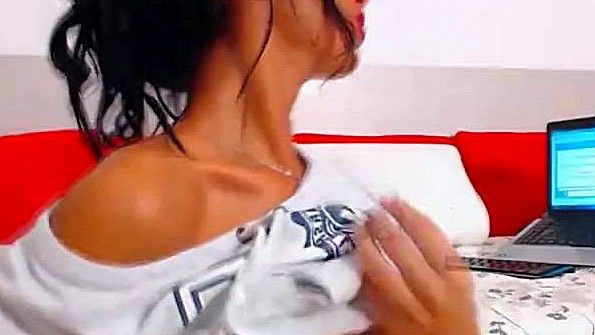 Встала раком перед камерой и ласкает дырки пальцами