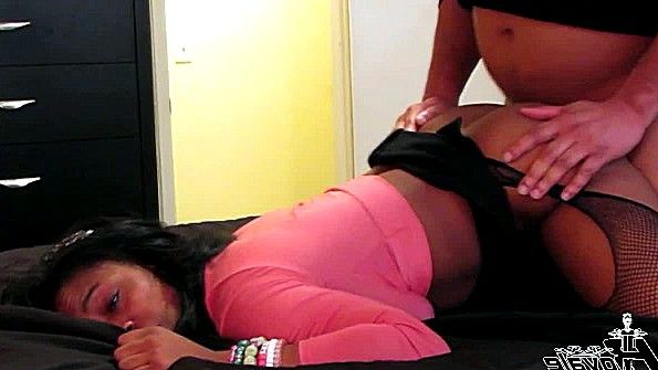 Молодая негритянка грубо трахается с чуваком