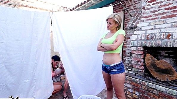 Чувак быстро трахается с девкой на улице пока нет подруги