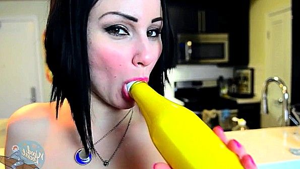 Шаловливая сучка мастурбирует бутылкой и вымазывается