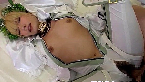 Японка в порванных штанах получает хуй через дырку