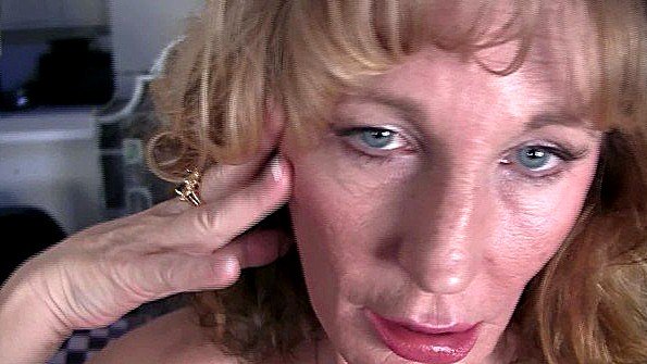 Старуха показывает стриптиз и легкую мастурбацию