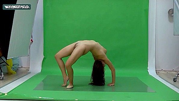 Развратные упражнения голой гимнастки на камеру
