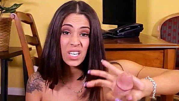 Дрочит хуй чуваку и рассчитывает получить семя