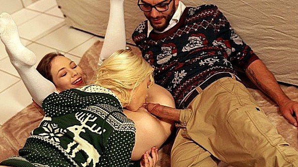 Сестра трахается с братом и подругой на Рождество