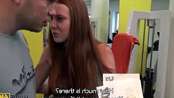 Помощь девице на тренажере завершилась трахом