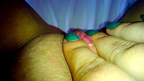 Дергает пальцами пизду крупным планом и кончает