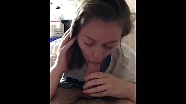 Отсасывает хуй пацана и надеется на его сперму