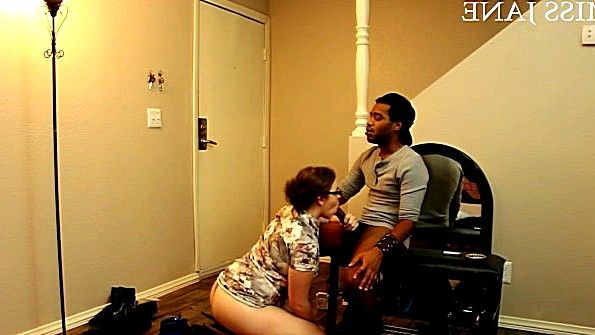 Скрытая камера сняла еблю соседки с негром