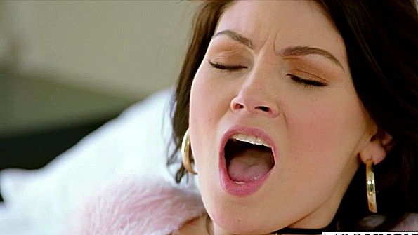 Настойчивый чувак уговорил брюнетку поебаться в зад