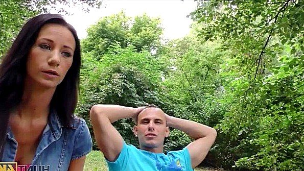 Парочка трахается в парке на скамейке перед мужем