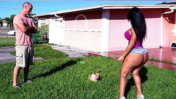 Соблазнила соседа крутой попкой и стала ебаться