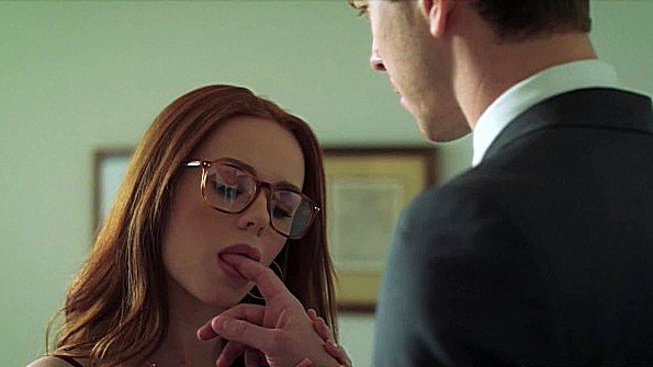 Очкастая рабыня жестко ебется со своим хозяином