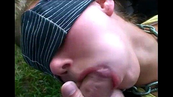 Шлюху заставили делать грубый минет на улице