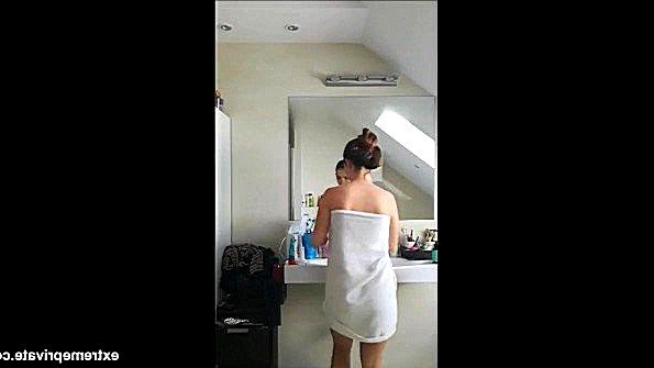 Подсматривает за переодеванием сестры и снимает