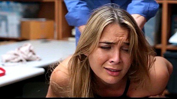 Мужик уложил деваху на стол и грубо поимел